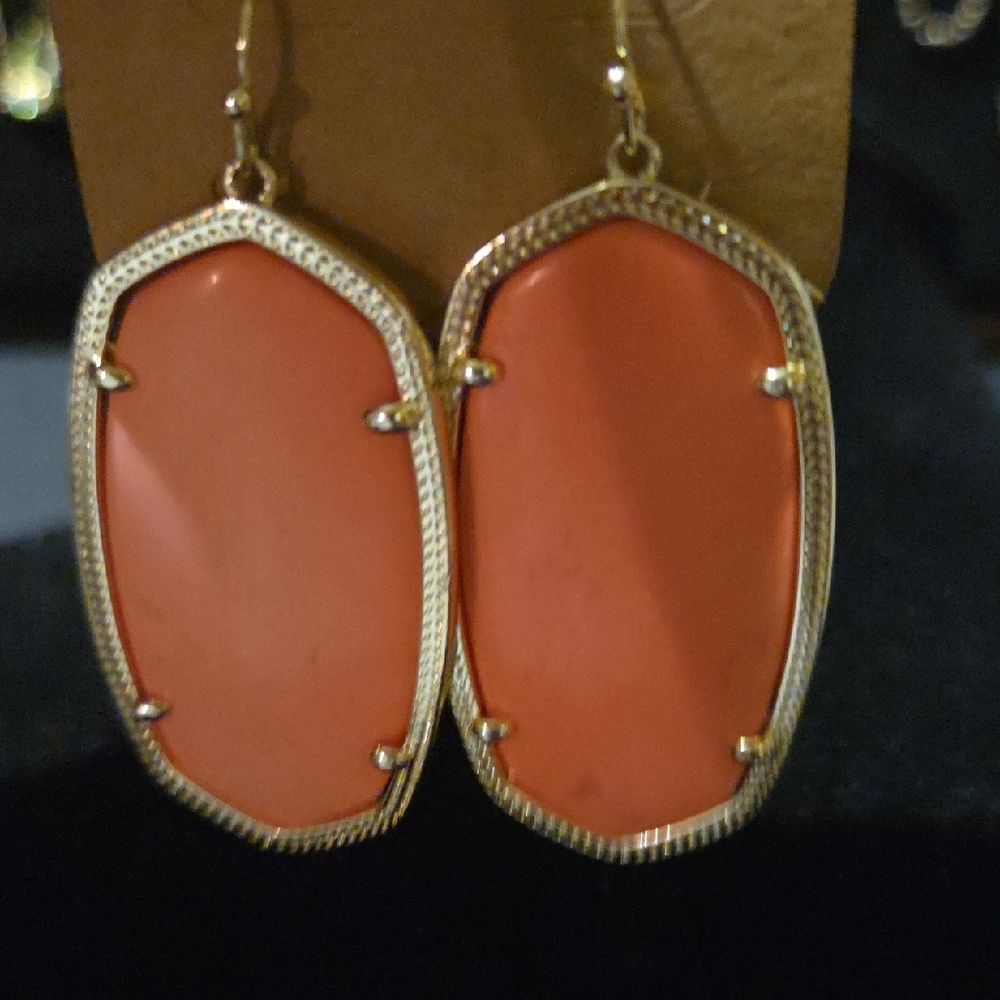 🚨2 For $40🚨Kendra Scott Elle Coral, Gold Plated Earrings - Picture 4 of 4